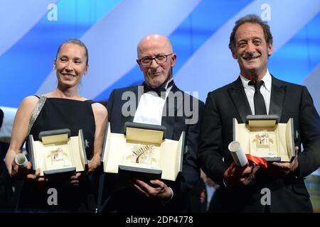 Schauspielerin Emmanuelle Bercot, Gewinnerin der Best Performance einer Schauspielerin in 'Mon ROI', Regisseur Jacques Audiard, Gewinner der Palme D'Or für seinen Film 'Dheepan', Und der Schauspieler Vincent Lindon, Gewinner der Best Performance von einem Schauspieler in "The Measure of a man", posiert auf der Bühne bei der Abschlusszeremonie während der 68. Jährlichen Filmfestspiele von Cannes am 24. Mai 2015 in Cannes, Frankreich. Foto von Lionel Hahn/ABACAPRESS.COM Stockfoto