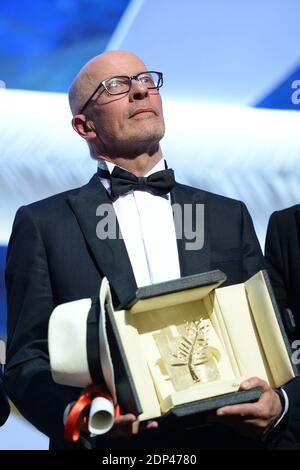 Regisseur Jacques Audiart posiert mit der Palm d'Or für seinen Film 'Dheepan' bei der Abschlussfeier während der 68. Jährlichen Filmfestspiele von Cannes am 24. Mai 2015 in Cannes, Frankreich. Foto von Lionel Hahn/ABACAPRESS.COM Stockfoto