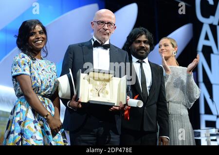 Regisseur Jacques Audiart posiert mit der Palm d'Or für seinen Film 'Dheepan' bei der Abschlussfeier während der 68. Jährlichen Filmfestspiele von Cannes am 24. Mai 2015 in Cannes, Frankreich. Foto von Lionel Hahn/ABACAPRESS.COM Stockfoto