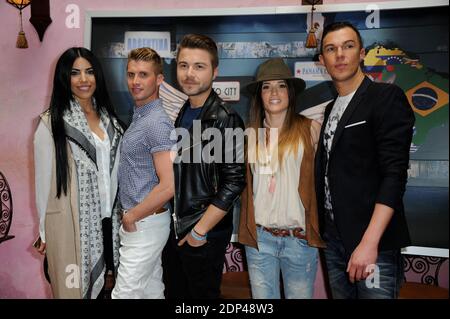 Siham, Benoit Dubois, Antoni Ruiz, Capucine Anav et Nicolas Touderte de l'équipe du Mag sur NRJ 12, au Showcase et seance de dedicace des candidats de l'Emission 'Les Anges 7' au Barrio Latino a Paris, le 26 Mai 2015. Foto von Laurene Favier/ABACAPRESS.COM Stockfoto