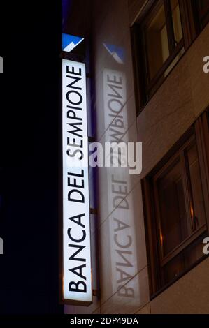 Lugano, Tessin, Schweiz - 26. November 2020 : Leuchtendes Bankschild der Banca del Sempione, das an einem Gebäude in der Stadt Lugano, Schweiz, hängt Stockfoto