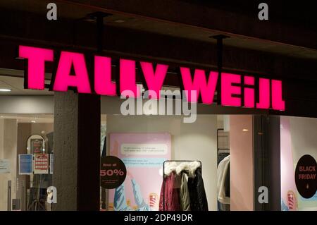 Lugano, Tessin, Schweiz - 26. November 2020 : Luminöses Tally Weijl Schild vor dem Ladengebäude in Lugano, Schweiz. Tally Weij Stockfoto