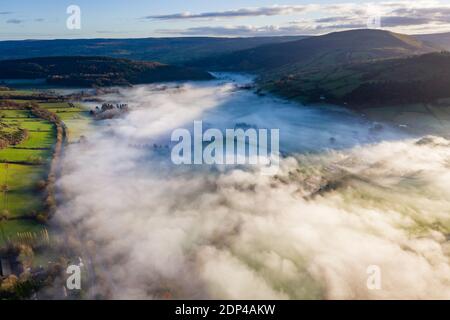 Luftaufnahme eines schönen ländlichen Tal mit einer Decke von dichtem Nebel gefüllt. Stockfoto