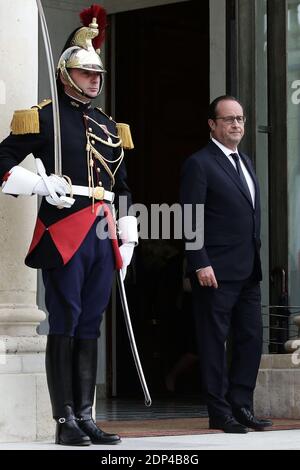 Der französische Präsident Francois Hollande wartet am 28. Mai 2015 im Elysee-Palast in Paris auf den britischen Premierminister David Cameron. Cameron will die Beziehungen des Vereinigten Königreichs zu Brüssel vor einem in/out-Referendum bis 2017 neu verhandeln. Foto von Stephane Lemouton/ABACAPRESS.COM Stockfoto