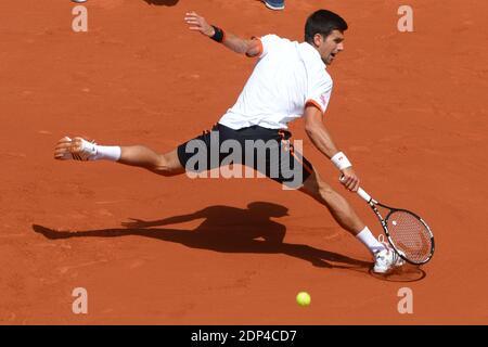 Novak Djokovic aus Serbien beim dritten Lauf der 2015 French Tennis Open im Stadion Roland-Garros, Paris, Frankreich am 30. Mai 2015. Foto von Henri Szwarc/ABACAPRESS.COM Stockfoto