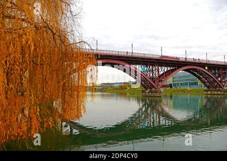 Old Bridge (Slovene: Stari most), also named Main Bridge (Glavni most) and Drava Bridge (Dravski most), is a bridge crossing the Drava River in Maribo Stockfoto