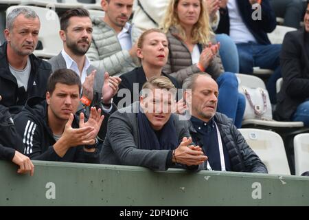 Bastian Schweinsteiger beim Spiel von Ana Ivanovic in Serbien während der 1/8 Runde der French Tennis Open 2015 im Stadion Roland-Garros, Paris, Frankreich am 31. Mai 2015. Foto von Henri Szwarc/ABACAPRESS.COM Stockfoto