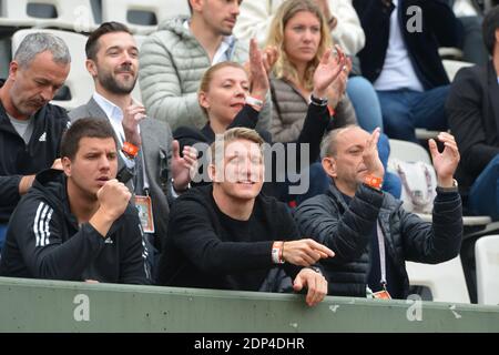 Bastian Schweinsteiger beim Spiel von Ana Ivanovic in Serbien während der 1/8 Runde der French Tennis Open 2015 im Stadion Roland-Garros, Paris, Frankreich am 31. Mai 2015. Foto von Henri Szwarc/ABACAPRESS.COM Stockfoto