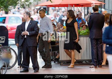 US-Präsident Barack Obama (2-L) und First Lady Michelle Obama (2-R) verlassen ein Restaurant in Washington DC, USA, 30. Mai 2015. Foto von Michael Reynolds/Pool/ABACAPRESS.COM Stockfoto