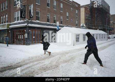 Queens, New York. Dezember 17, 2020. Sitzplätze im Freien in einem Restaurant während eines Wintersturms. Stockfoto