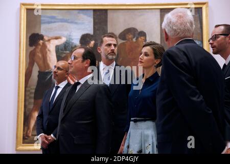 (L-R) der französische Minister für europäische Angelegenheiten Harlem Desir, der französische Präsident Francois Hollande, König Felipe VI. Und Königin Letizia von Spanien kommen an dem Gemälde "La Tunique de Joseph" vorbei (Josephs blutiger Mantel wird Jakob gebracht) Während sie am 2. Juni 2015 die Ausstellung "Velasquez - das goldene Zeitalter der spanischen Kunst" im Grand Palais in Paris, Frankreich, besichtigen. Foto von Yoan Valat/Pool/ABACAPRESS.COM Stockfoto