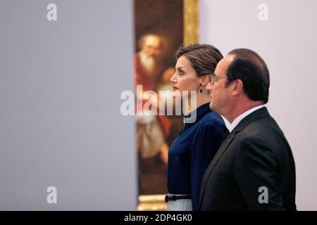 Der französische Präsident Francois Hollande und Königin Letizia von Spanien sehen ein Gemälde, während sie am 2. Juni 2015 die Ausstellung "Velasquez - das goldene Zeitalter der spanischen Kunst" im Grand Palais in Paris, Frankreich, besichtigen. Foto von Yoan Valat/Pool/ABACAPRESS.COM Stockfoto