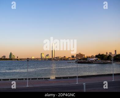 Dubai Creek Golf und Yacht Club, Park Hayatt Hotel, D1 Tower und andere Wahrzeichen von Dubai. Stockfoto