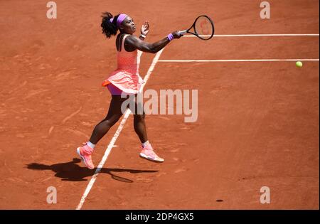 USA 's Serena Williams während ihrer Viertelfinale Runde der 2015 French Tennis Open im Stadion Roland-Garros in Paris, Frankreich am 3. Juni 2015. Foto von Christian Liewig/ABACAPRESS.COM Stockfoto
