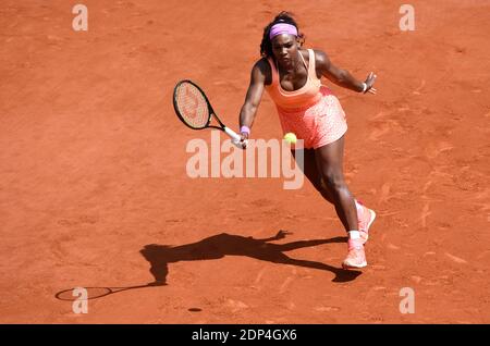 USA 's Serena Williams während ihrer Viertelfinale Runde der 2015 French Tennis Open im Stadion Roland-Garros in Paris, Frankreich am 3. Juni 2015. Foto von Christian Liewig/ABACAPRESS.COM Stockfoto
