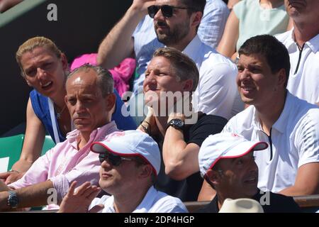 Bastian Schweinsteiger beim Finale 1/2 der French Tennis Open 2015 im Stadion Roland-Garros, Paris, Frankreich, am 4. Juni 2015, beobachtet Ana Ivanovic, die Verliererin der Serbin Ana Ivanovic. Foto von Henri Szwarc/ABACAPRESS.COMd Stockfoto