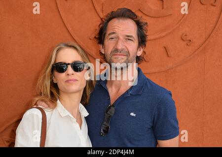 Stéphane De Groodt et sa femme Odile d'Oultremont posent au Village de l’Edition 2015 du tournoi de Tennis de Roland Garros a Paris, France, le 5 Juin 2015. Photo von Nicolas Briquet/ABACAPRESS.COM Stockfoto