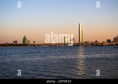 Dubai Creek Golf und Yacht Club, Park Hayatt Hotel, D1 Tower und andere Wahrzeichen von Dubai. Stockfoto