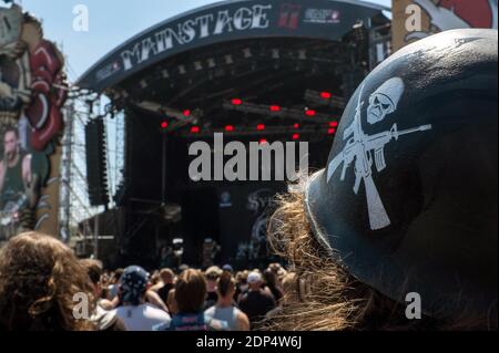 Heavy Metal Fans nehmen am 20. Juni 2015 am größten Hellfest Heavy Metal und Hard Rock Musikfestival in Clisson, in der Nähe von Nantes, Westfrankreich, Teil. Foto von Patrick Bernard-Fred Marie/ABACAPRESS.COM Stockfoto