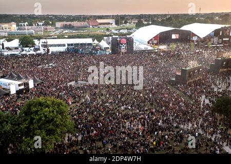 Heavy Metal Fans nehmen am 20. Juni 2015 am größten Hellfest Heavy Metal und Hard Rock Musikfestival in Clisson, in der Nähe von Nantes, Westfrankreich, Teil. Foto von Patrick Bernard-Fred Marie/ABACAPRESS.COM Stockfoto