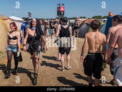 Heavy Metal Fans nehmen am 20. Juni 2015 am größten Hellfest Heavy Metal und Hard Rock Musikfestival in Clisson, in der Nähe von Nantes, Westfrankreich, Teil. Foto von Patrick Bernard-Fred Marie/ABACAPRESS.COM Stockfoto