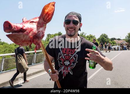 Heavy Metal Fans nehmen am 20. Juni 2015 am größten Hellfest Heavy Metal und Hard Rock Musikfestival in Clisson, in der Nähe von Nantes, Westfrankreich, Teil. Foto von Patrick Bernard-Fred Marie/ABACAPRESS.COM Stockfoto