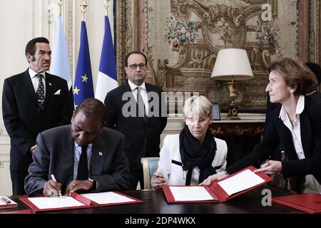 Der französische Präsident Francois Hollande und der Präsident von Botswana, Seretse Khama Ian Khama, unterzeichnen Verträge nach ihrem Treffen im Elysee-Präsidentenpalast in Paris, Frankreich, am 23. Juni 2015. Foto von Stephane Lemouton/ABACAPRESS.COM Stockfoto