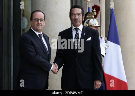 Der französische Präsident Francois Hollande begrüßt den Präsidenten Botswanas, Seretse Khama Ian Khama, vor einem Treffen im Elysee-Präsidentenpalast in Paris, Frankreich, am 23. Juni 2015. Foto von Stephane Lemouton/ABACAPRESS.COM Stockfoto