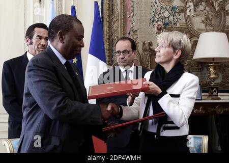 Der französische Präsident Francois Hollande und der Präsident von Botswana, Seretse Khama Ian Khama, unterzeichnen Verträge nach ihrem Treffen im Elysee-Präsidentenpalast in Paris, Frankreich, am 23. Juni 2015. Foto von Stephane Lemouton/ABACAPRESS.COM Stockfoto