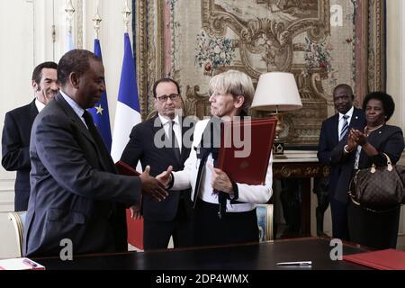 Der französische Präsident Francois Hollande und der Präsident von Botswana, Seretse Khama Ian Khama, unterzeichnen Verträge nach ihrem Treffen im Elysee-Präsidentenpalast in Paris, Frankreich, am 23. Juni 2015. Foto von Stephane Lemouton/ABACAPRESS.COM Stockfoto