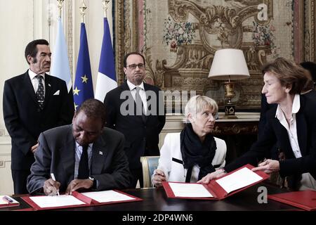 Der französische Präsident Francois Hollande und der Präsident von Botswana, Seretse Khama Ian Khama, unterzeichnen Verträge nach ihrem Treffen im Elysee-Präsidentenpalast in Paris, Frankreich, am 23. Juni 2015. Foto von Stephane Lemouton/ABACAPRESS.COM Stockfoto