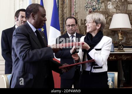 Der französische Präsident Francois Hollande und der Präsident von Botswana, Seretse Khama Ian Khama, unterzeichnen Verträge nach ihrem Treffen im Elysee-Präsidentenpalast in Paris, Frankreich, am 23. Juni 2015. Foto von Stephane Lemouton/ABACAPRESS.COM Stockfoto