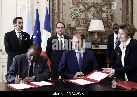 Der französische Präsident Francois Hollande und der Präsident von Botswana, Seretse Khama Ian Khama, unterzeichnen Verträge nach ihrem Treffen im Elysee-Präsidentenpalast in Paris, Frankreich, am 23. Juni 2015. Foto von Stephane Lemouton/ABACAPRESS.COM Stockfoto