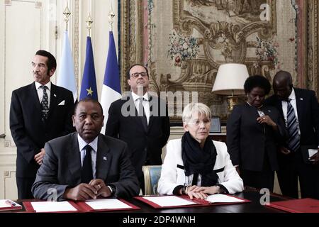 Der französische Präsident Francois Hollande und der Präsident von Botswana, Seretse Khama Ian Khama, unterzeichnen Verträge nach ihrem Treffen im Elysee-Präsidentenpalast in Paris, Frankreich, am 23. Juni 2015. Foto von Stephane Lemouton/ABACAPRESS.COM Stockfoto