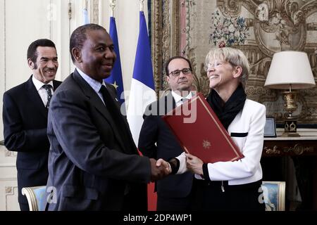 Der französische Präsident Francois Hollande und der Präsident von Botswana, Seretse Khama Ian Khama, unterzeichnen Verträge nach ihrem Treffen im Elysee-Präsidentenpalast in Paris, Frankreich, am 23. Juni 2015. Foto von Stephane Lemouton/ABACAPRESS.COM Stockfoto