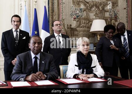 Der französische Präsident Francois Hollande und der Präsident von Botswana, Seretse Khama Ian Khama, unterzeichnen Verträge nach ihrem Treffen im Elysee-Präsidentenpalast in Paris, Frankreich, am 23. Juni 2015. Foto von Stephane Lemouton/ABACAPRESS.COM Stockfoto