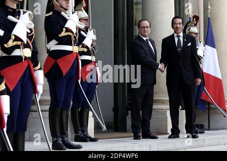 Der französische Präsident Francois Hollande begrüßt den Präsidenten Botswanas, Seretse Khama Ian Khama, vor einem Treffen im Elysee-Präsidentenpalast in Paris, Frankreich, am 23. Juni 2015. Foto von Stephane Lemouton/ABACAPRESS.COM Stockfoto