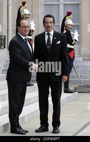 Der französische Präsident Francois Hollande begrüßt den Präsidenten Botswanas, Seretse Khama Ian Khama, vor einem Treffen im Elysee-Präsidentenpalast in Paris, Frankreich, am 23. Juni 2015. Foto von Stephane Lemouton/ABACAPRESS.COM Stockfoto