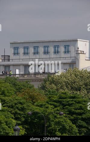 Ein Blick auf die US-Botschaft mit Dachausbau und Trompe-l'oeil-Fenstern, in Paris, Frankreich am 24. Juni 2015. Am Tag zuvor veröffentlichte WikiLeaks Enthüllungen über die US-Spionage gegen französische Präsidenten wie Jacques Chirac, Nicolas Sarkozy und Francois Hollande. Die Erweiterung würde die Überwachung oder Weitergabe von NSA-Geräten und Entennas verbergen. Hollande berief ein Treffen von hochrangigen Geheimdienstmitarbeitern und Kabinettsministern ein, um die Dokumente zu diskutieren, die WikiLeaks in der Nacht zuvor veröffentlicht hatte. Foto von ABACAPRESS.COM Stockfoto