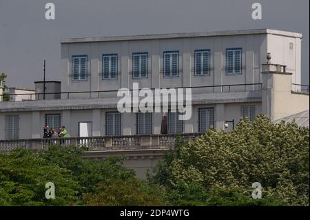 Ein Blick auf die US-Botschaft mit Dachausbau und Trompe-l'oeil-Fenstern, in Paris, Frankreich am 24. Juni 2015. Am Tag zuvor veröffentlichte WikiLeaks Enthüllungen über die US-Spionage gegen französische Präsidenten wie Jacques Chirac, Nicolas Sarkozy und Francois Hollande. Die Erweiterung würde die Überwachung oder Weitergabe von NSA-Geräten und Entennas verbergen. Hollande berief ein Treffen von hochrangigen Geheimdienstmitarbeitern und Kabinettsministern ein, um die Dokumente zu diskutieren, die WikiLeaks in der Nacht zuvor veröffentlicht hatte. Foto von ABACAPRESS.COM Stockfoto