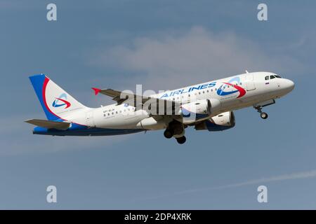 München, Deutschland. August 2015. Ein Ural Airlines Airbus 319 hebt vom Flughafen München ab. Bild: Fabrizio Gandolfo/SOPA Images/ZUMA Wire/Alamy Live News Stockfoto