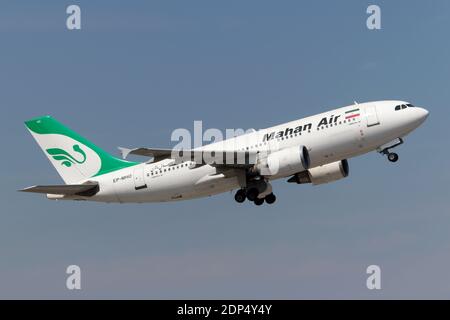 München, Deutschland. August 2015. Ein Mahan Air Aurbus 310 hebt vom Flughafen München ab. Bild: Fabrizio Gandolfo/SOPA Images/ZUMA Wire/Alamy Live News Stockfoto