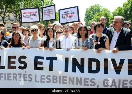Der französische Humorist Berengere Krief und die Pariser Bürgermeisterin Anne Hidalgo nehmen am 27. Juni 2015 am Paris Gay Pride 2015 (Marche des Fiertes) in Paris, Frankreich, Teil. Foto von Aurore Marechal/ABACAPRESS.COM Stockfoto