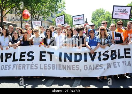 Der französische Humorist Berengere Krief, die Pariser Bürgermeisterin Anne Hidalgo und die US-Botschafterin in Frankreich Jane D. Hartley beim Paris Gay Pride 2015 (Marche des Fiertes) am 27. Juni 2015 in Paris, Frankreich. Foto von Aurore Marechal/ABACAPRESS.COM Stockfoto