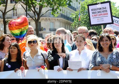 Der französische Humorist Berengere Krief und die Pariser Bürgermeisterin Anne Hidalgo nehmen am 27. Juni 2015 am Paris Gay Pride 2015 (Marche des Fiertes) in Paris, Frankreich, Teil. Foto von Aurore Marechal/ABACAPRESS.COM Stockfoto