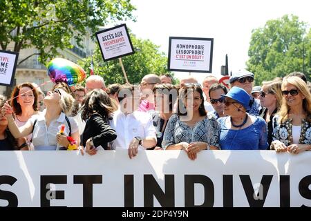 Der französische Humorist Berengere Krief, die Pariser Bürgermeisterin Anne Hidalgo und die US-Botschafterin in Frankreich Jane D. Hartley beim Paris Gay Pride 2015 (Marche des Fiertes) am 27. Juni 2015 in Paris, Frankreich. Foto von Aurore Marechal/ABACAPRESS.COM Stockfoto