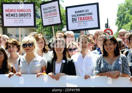 Der französische Humorist Berengere Krief und die Pariser Bürgermeisterin Anne Hidalgo nehmen am 27. Juni 2015 am Paris Gay Pride 2015 (Marche des Fiertes) in Paris, Frankreich, Teil. Foto von Aurore Marechal/ABACAPRESS.COM Stockfoto