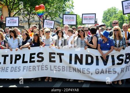 Der französische Humorist Berengere Krief, die Pariser Bürgermeisterin Anne Hidalgo und die US-Botschafterin in Frankreich Jane D. Hartley beim Paris Gay Pride 2015 (Marche des Fiertes) am 27. Juni 2015 in Paris, Frankreich. Foto von Aurore Marechal/ABACAPRESS.COM Stockfoto