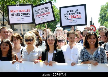 Der französische Humorist Berengere Krief und die Pariser Bürgermeisterin Anne Hidalgo nehmen am 27. Juni 2015 am Paris Gay Pride 2015 (Marche des Fiertes) in Paris, Frankreich, Teil. Foto von Aurore Marechal/ABACAPRESS.COM Stockfoto
