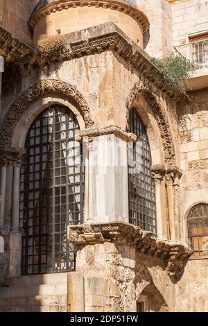 Gewölbte Fensterdetails an der Außenwand der Grabeskirche, Altstadt von Jerusalem, Israel Stockfoto